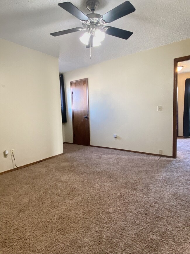 Building Photo - 6000 W Hefner Rd