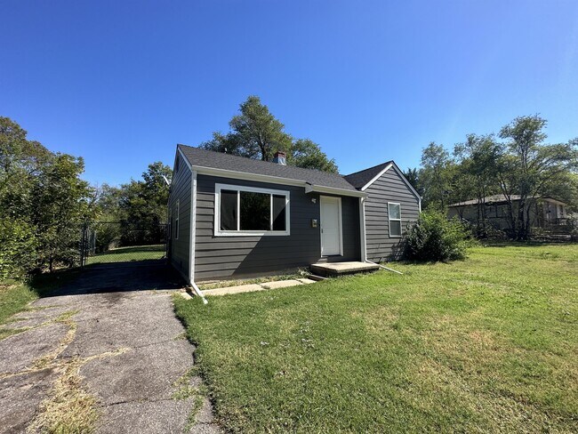 Building Photo - 1332 N Erie St