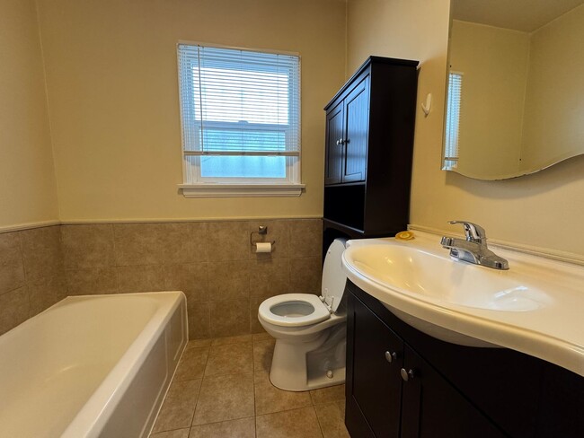 Building Photo - Gorgeous 2 bd/1 ba unit in Leimert Park