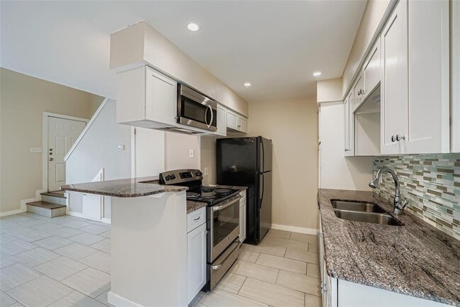 Building Photo - 5604 Woodrow Ave