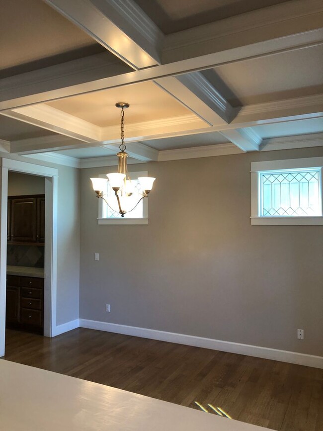 Building Photo - 4 Bedroom / 2.5 Bathroom Home in SE Bend