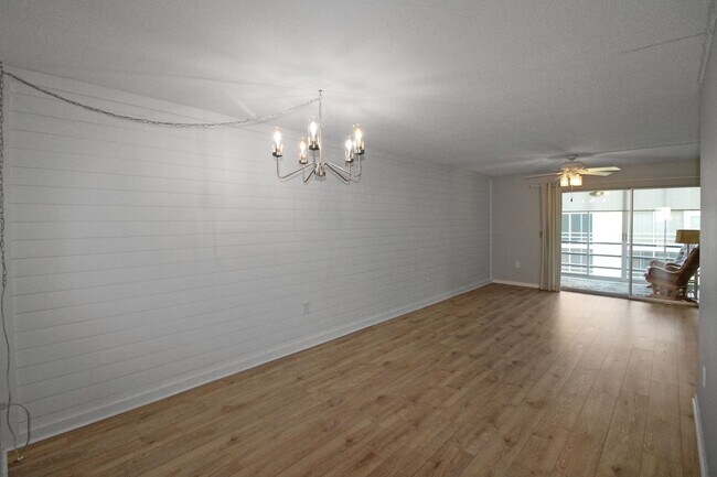 Building Photo - 995 La Guna Dr