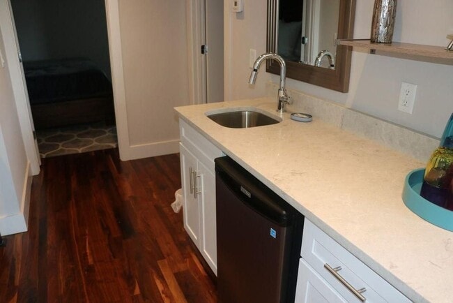 Building Photo - 927 13th Ave S