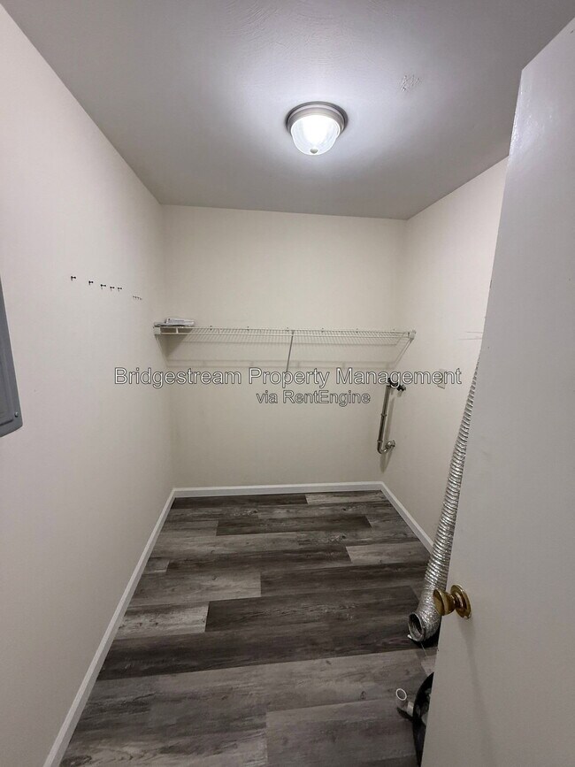 Building Photo - 4352 Sunray Rd