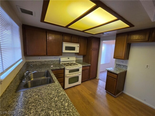 Building Photo - 321 S Bent Creek Dr