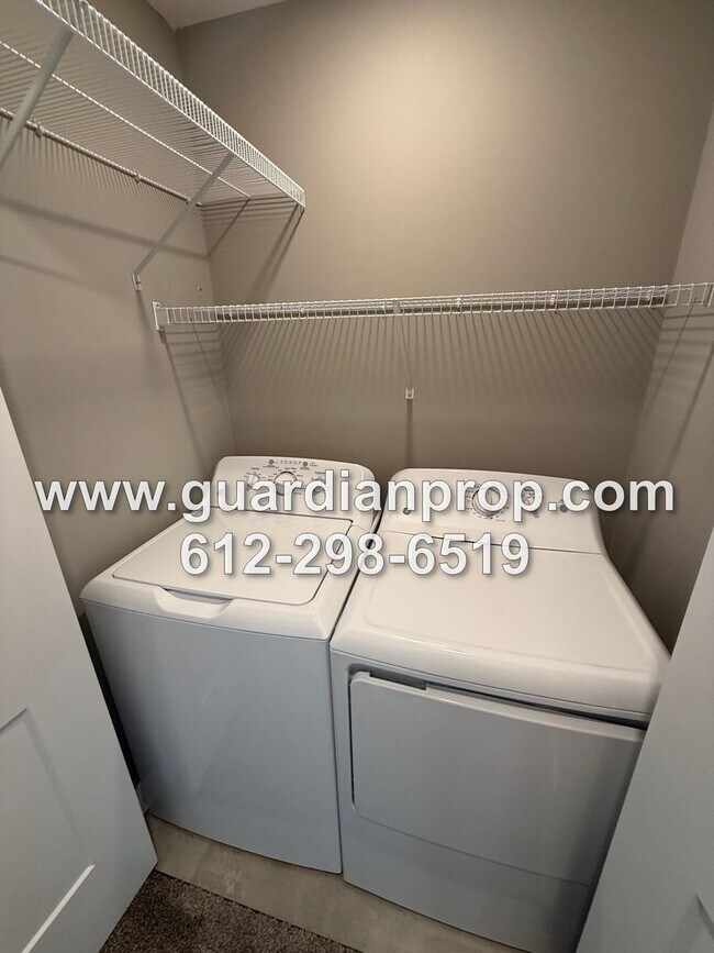 Building Photo - End Unit Townhouse Available Now, Open Floor Plan, Loft Area, Large Primary Suite, Side Patio