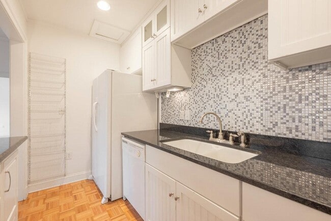 Building Photo - 212 E Clay St