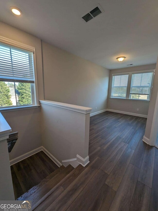 Building Photo - 201 Spike Trl SE