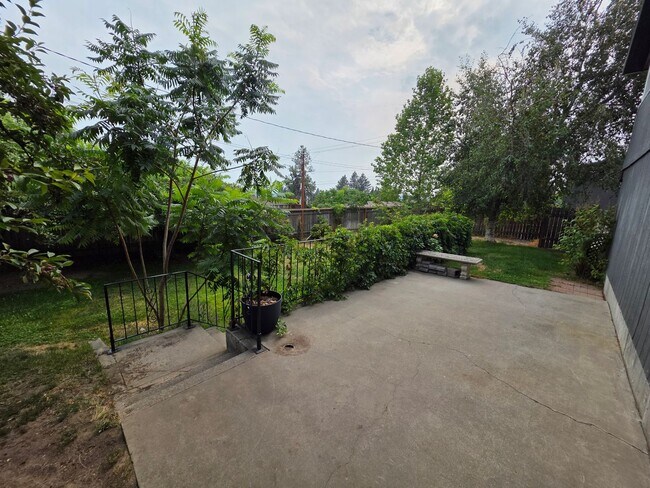 Building Photo - Beautiful Home in 5 Mile
