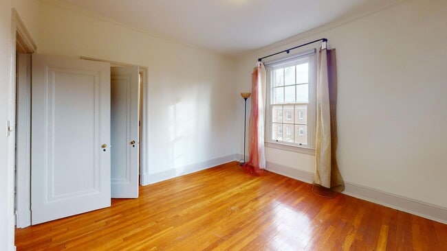 Building Photo - Top Floor Georgetown Two Bedroom in Amazing Location!