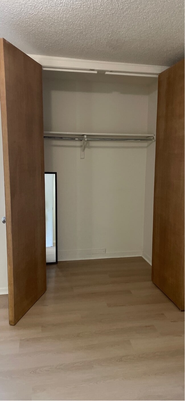 Building Photo - 401 Shadow Oaks Dr