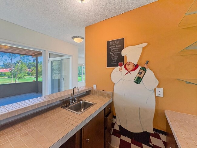 Building Photo - Spacious 2B/2.5BA Townhome w/ Stunning Vie...