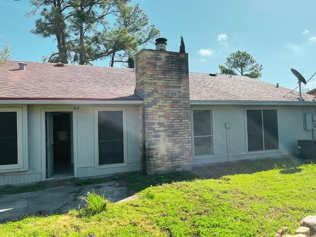 Building Photo - 10603 Village Trail Dr