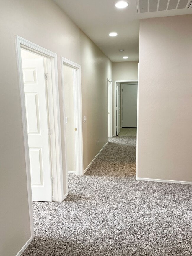 Building Photo - 4 Bedroom/2 Bath Single Level Home in Anthem! Close to freeway & TSMC Plant!