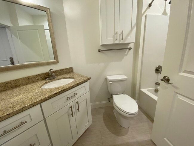 Building Photo - 875 Elm St