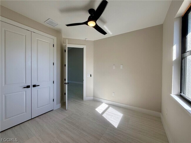 Building Photo - 102 NE 8th Pl