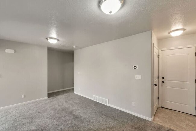 Building Photo - Stunning Saratoga Springs Townhome