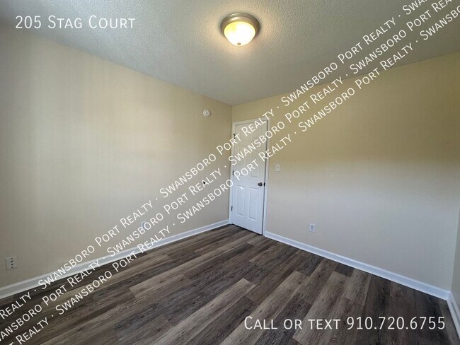 Building Photo - 205 Stag Ct
