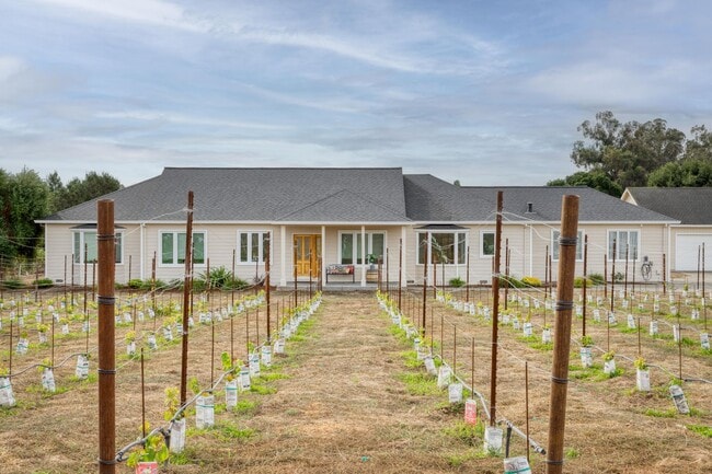 Building Photo - Wine Country Living! Spacious 4 bedroom 2....