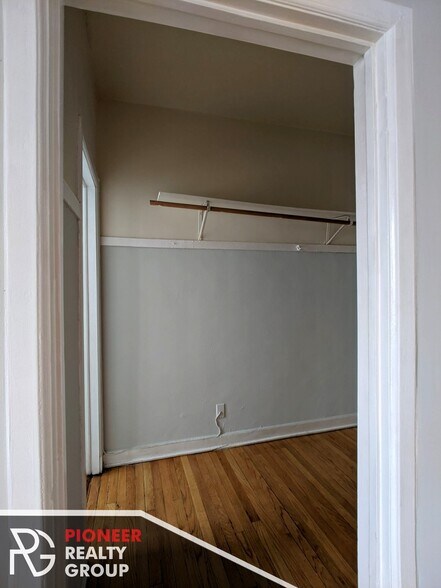 Building Photo - 1044 W George St