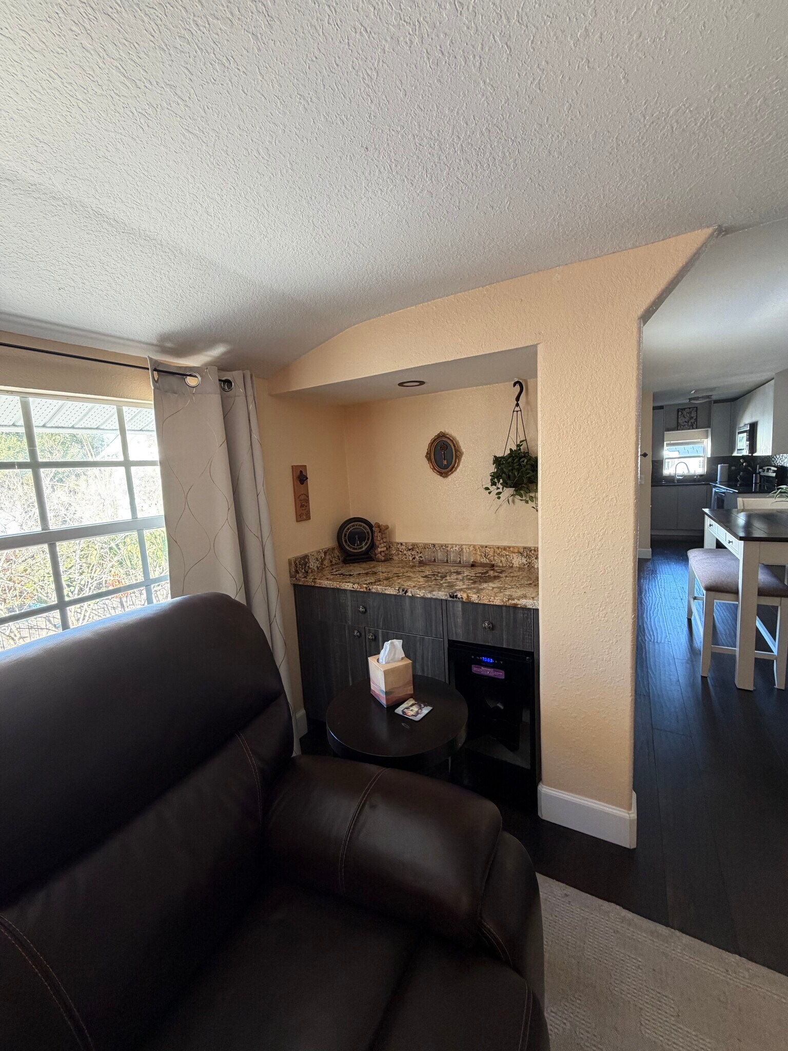 Building Photo - 203 W Crest Ave