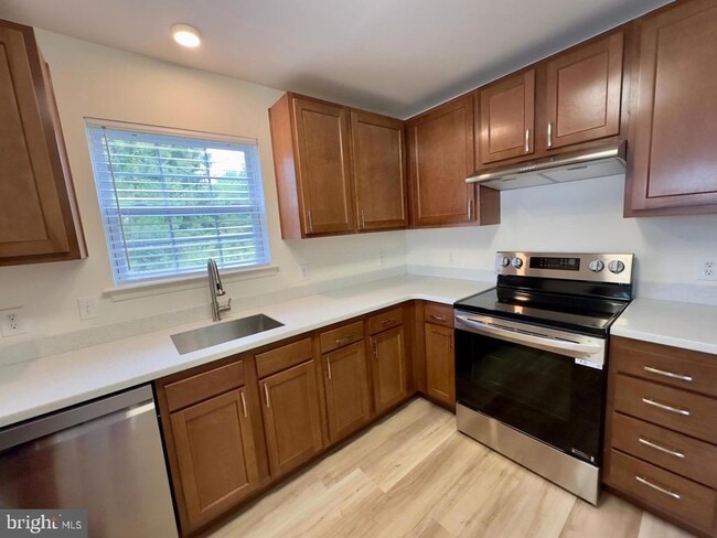 Building Photo - 70 Sequoia Dr