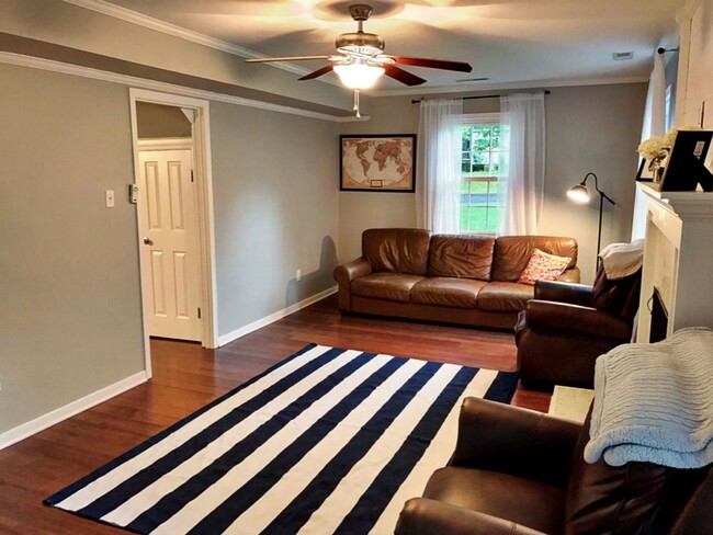 Building Photo - Stunning 3 Bedroom, 2.5 Bath Home in Short...