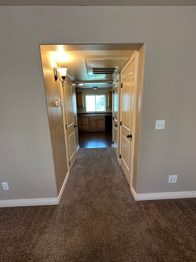 Building Photo - Desirable 2 Bed 1.5 Bath Lincoln Park Townhome