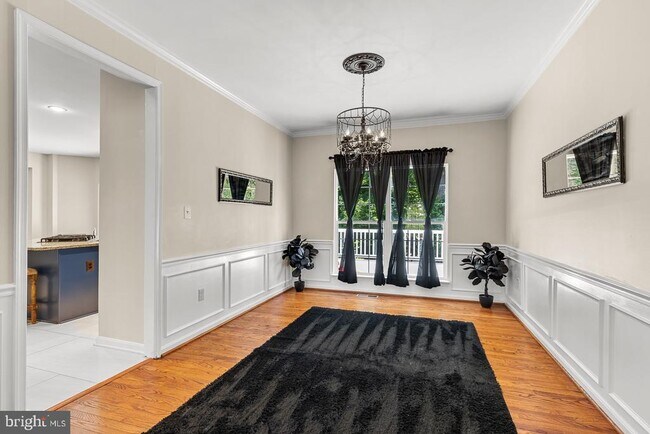 Building Photo - 9201 Golf Ct