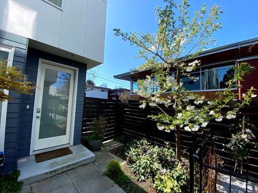 Building Photo - Keep $500! Modern Townhouse in South Park!