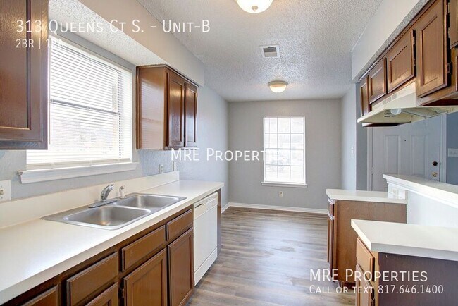 Building Photo - 313 Queens Ct S