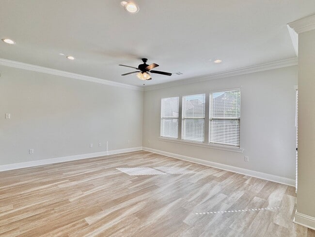 Building Photo - Modern 3BR/2.5BA Home Near LSU - Double Ga...