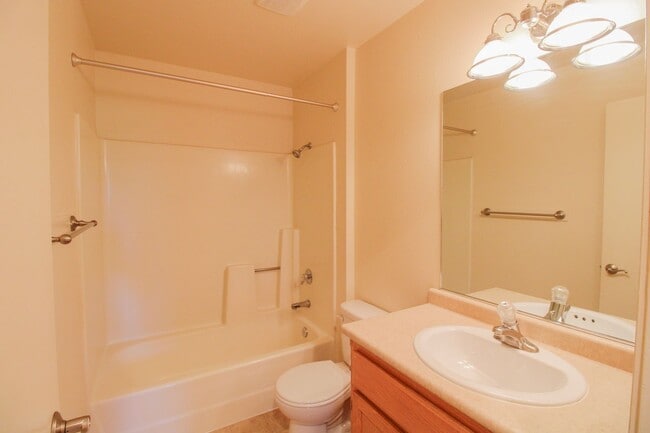 Building Photo - 2 Bedroom, 2 Bathroom + Loft - Top Floor Condo in Parkwood Village