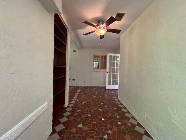 Building Photo - 3 Bed 2 Bath Home in Golfview