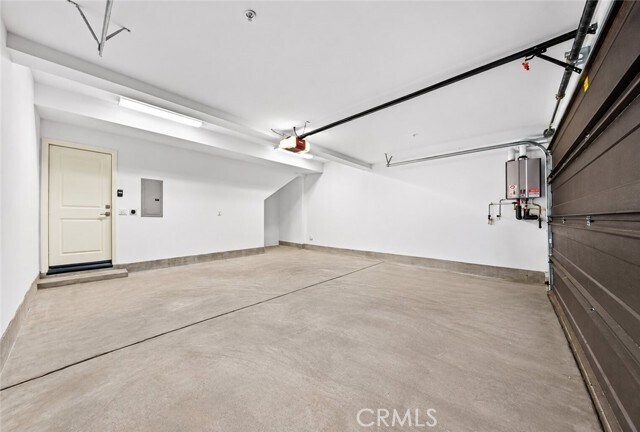 Building Photo - 134 Canvas