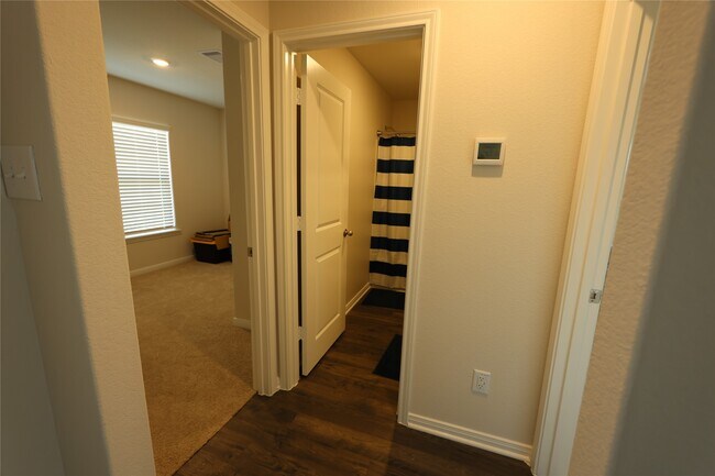 Building Photo - 428 Lgt Smt Dr