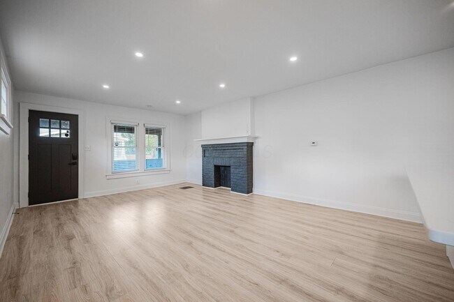 Building Photo - 719 S 17th St
