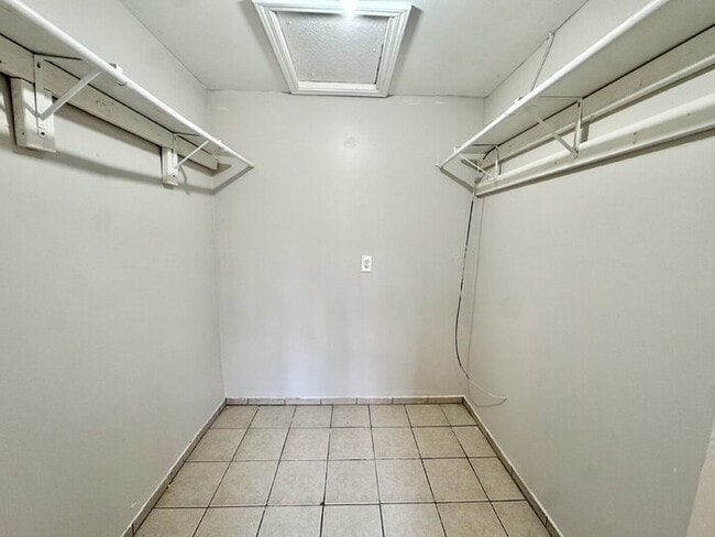 Building Photo - 3600 Pembrook Dr