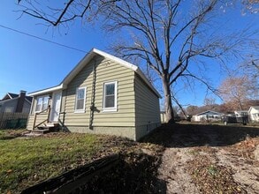 Building Photo - 1204 N Park St