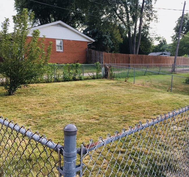 Building Photo - 913 E Emerson St