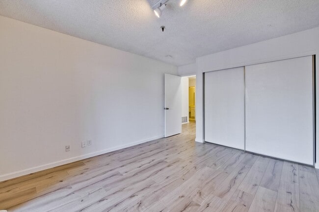 Building Photo - Beautifully Remodeled 3BR 2.5BA Townhouse in Great Community in Mountain View