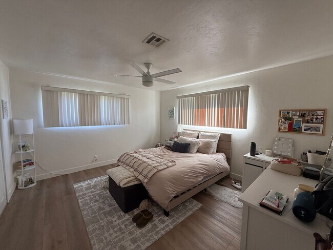 Building Photo - 5BD 3 BA with a Great Yard!