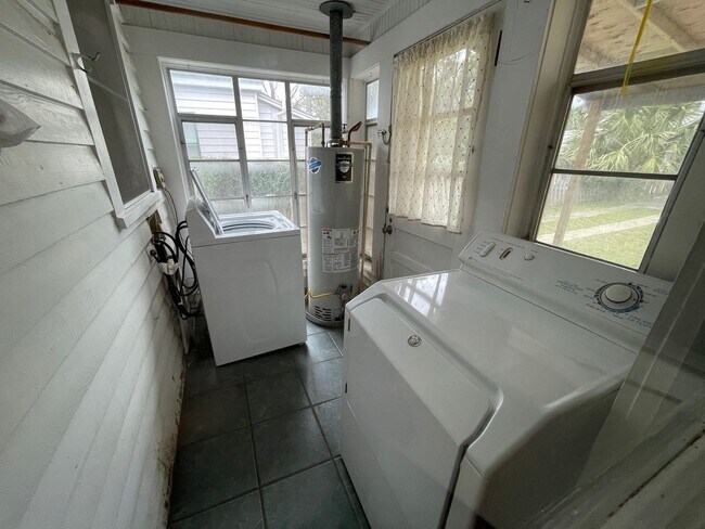 Building Photo - Pensacola - East Hill - 2 Bedroom, 1 Bathroom