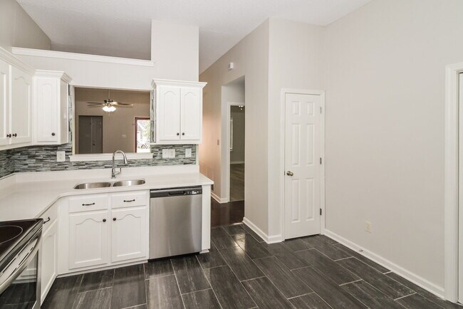 Building Photo - 9812 Southern Oak Way