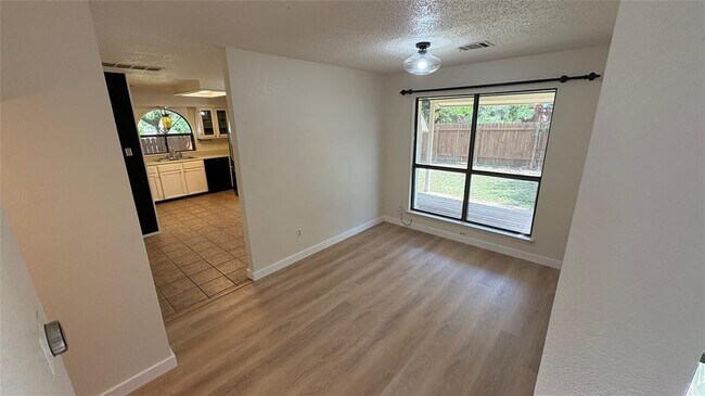 Building Photo - 4703 Saloma Pl