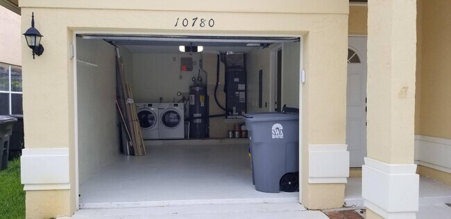 Building Photo - 10780 Cypress Lake Ter