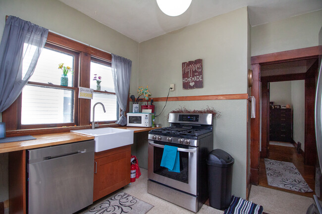 kitchen - 117 W 16th St