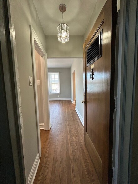 Building Photo - 1601 W Thome Ave