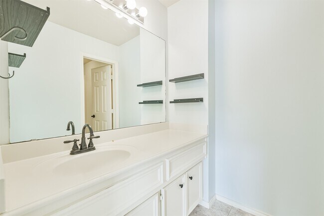 Building Photo - 738 Redwing Pl Dr