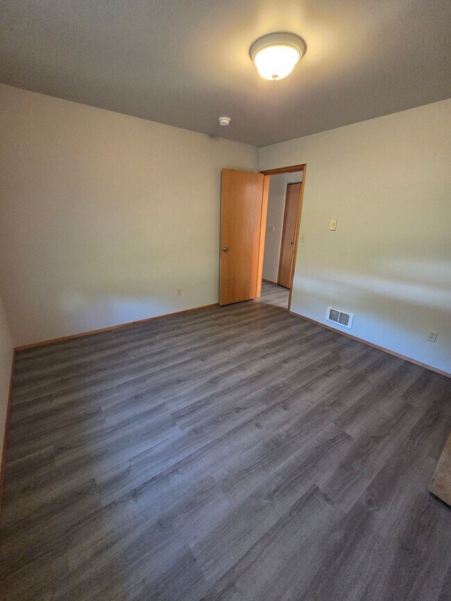 Building Photo - Port Ludlow Farmhouse for Rent, Freshly Updated and Available Now!